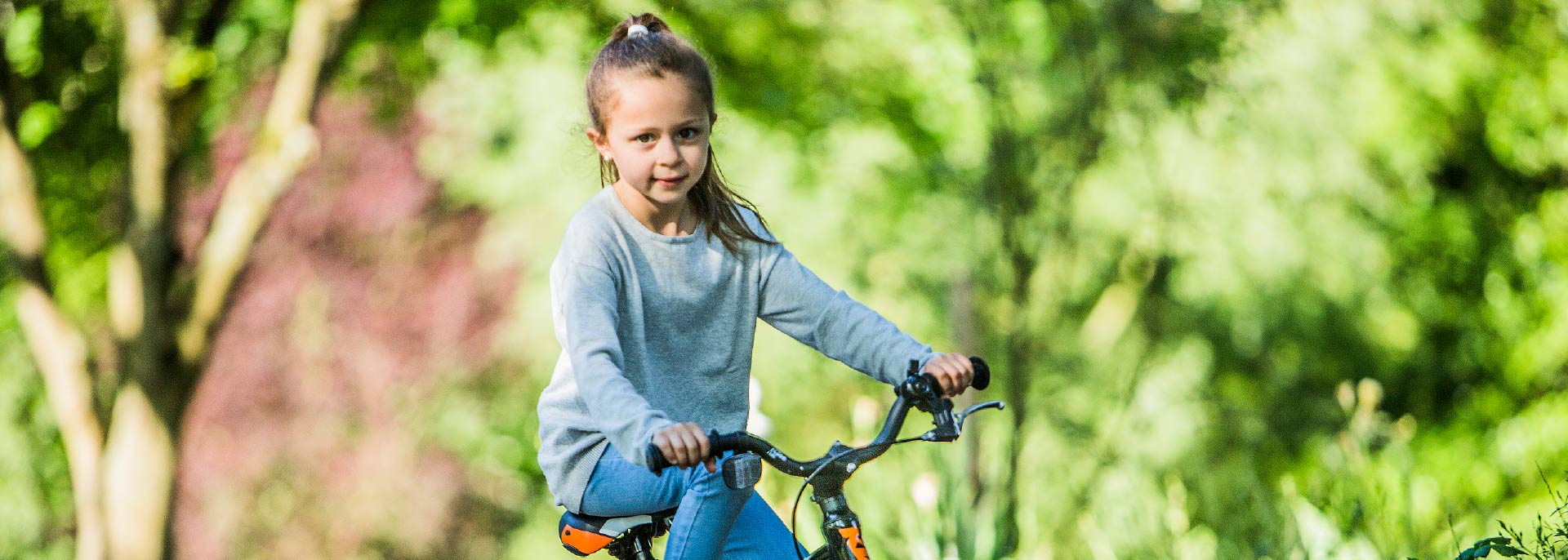 Mädchen fährt Fahrrad 